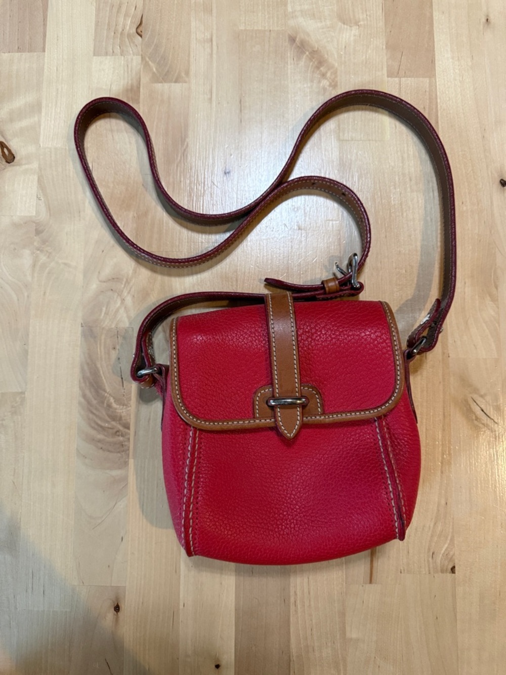 Vintage Dooney & Bourke Red Pebbled Leather Crossbody with Tan Trim - Picture 2 of 9
